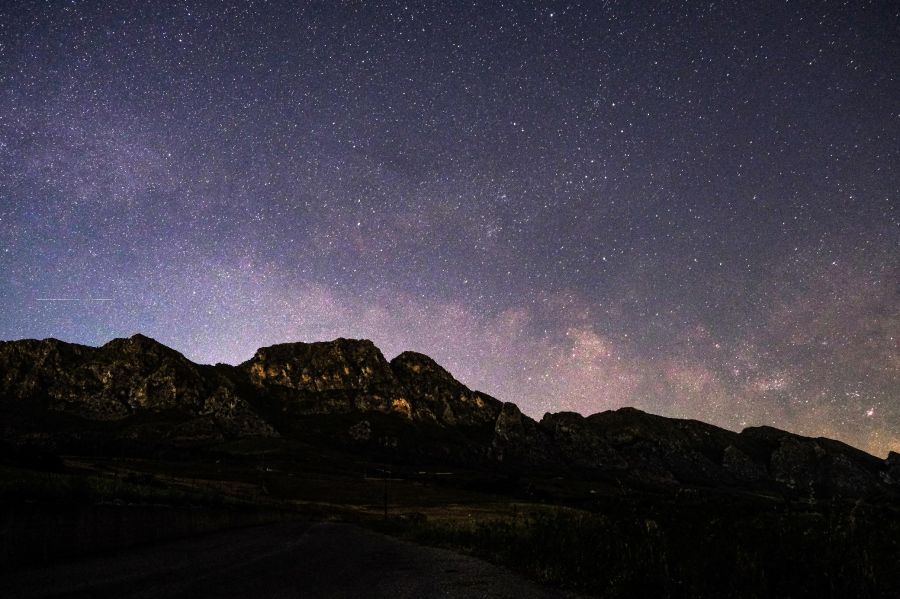 La Via Lattea sorge sulla campagna siciliana