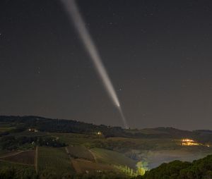 La cometa Tsuchinshan-ATLAS tramonta sulle colline toscane