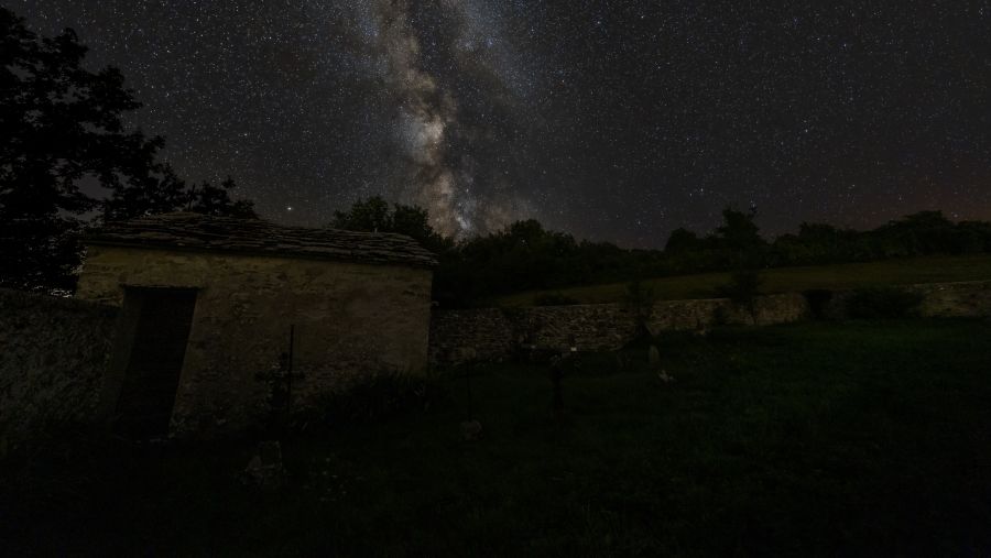 a Via Lattea sopra il cimitero di Monteboaggine