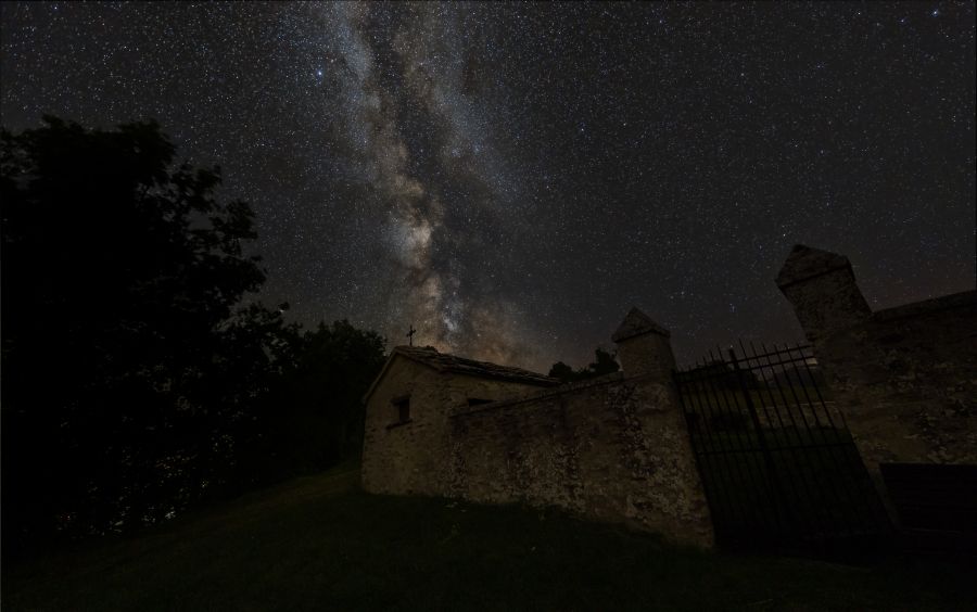 La Via Lattea sopra il cimitero di Monteboaggine