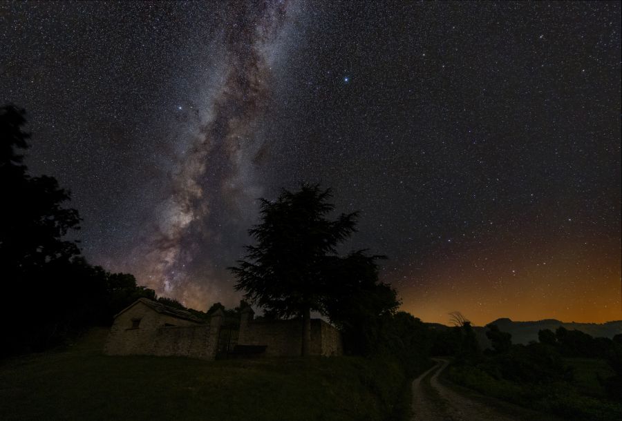 a Via Lattea sopra il cimitero di Monteboaggine