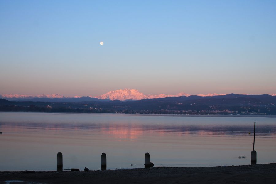 La Luna e il Monte Rosa dal lago Maggiore