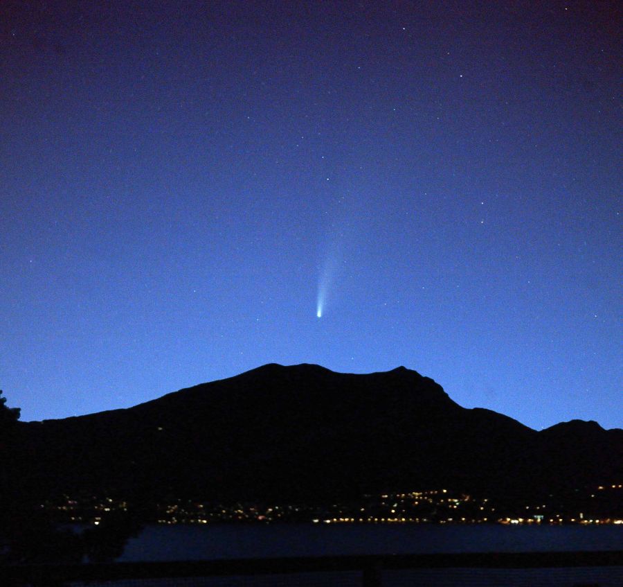 Cometa NEOWISE sul lago di Como