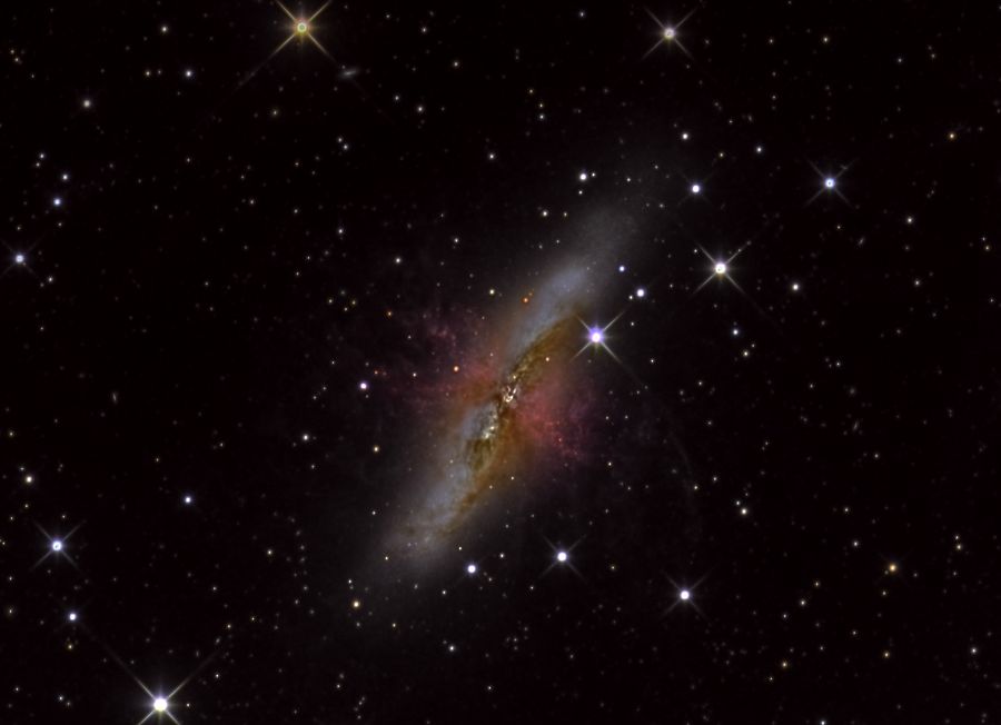 M82- Galassia Sigaro, una galassia starburst che disegna nel cielo un panorama mozzafiato