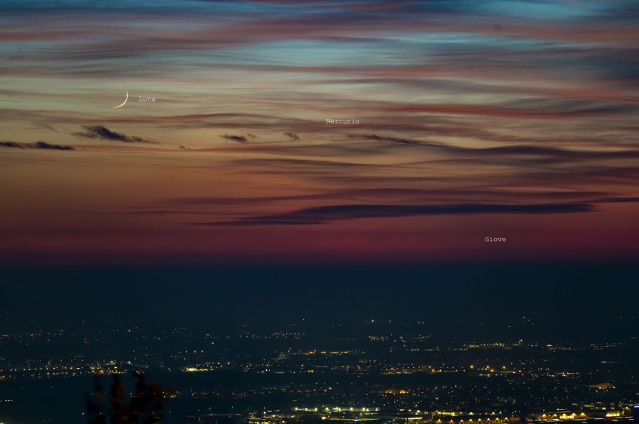 Una sottilissima falce di Luna con Mercurio e Giove