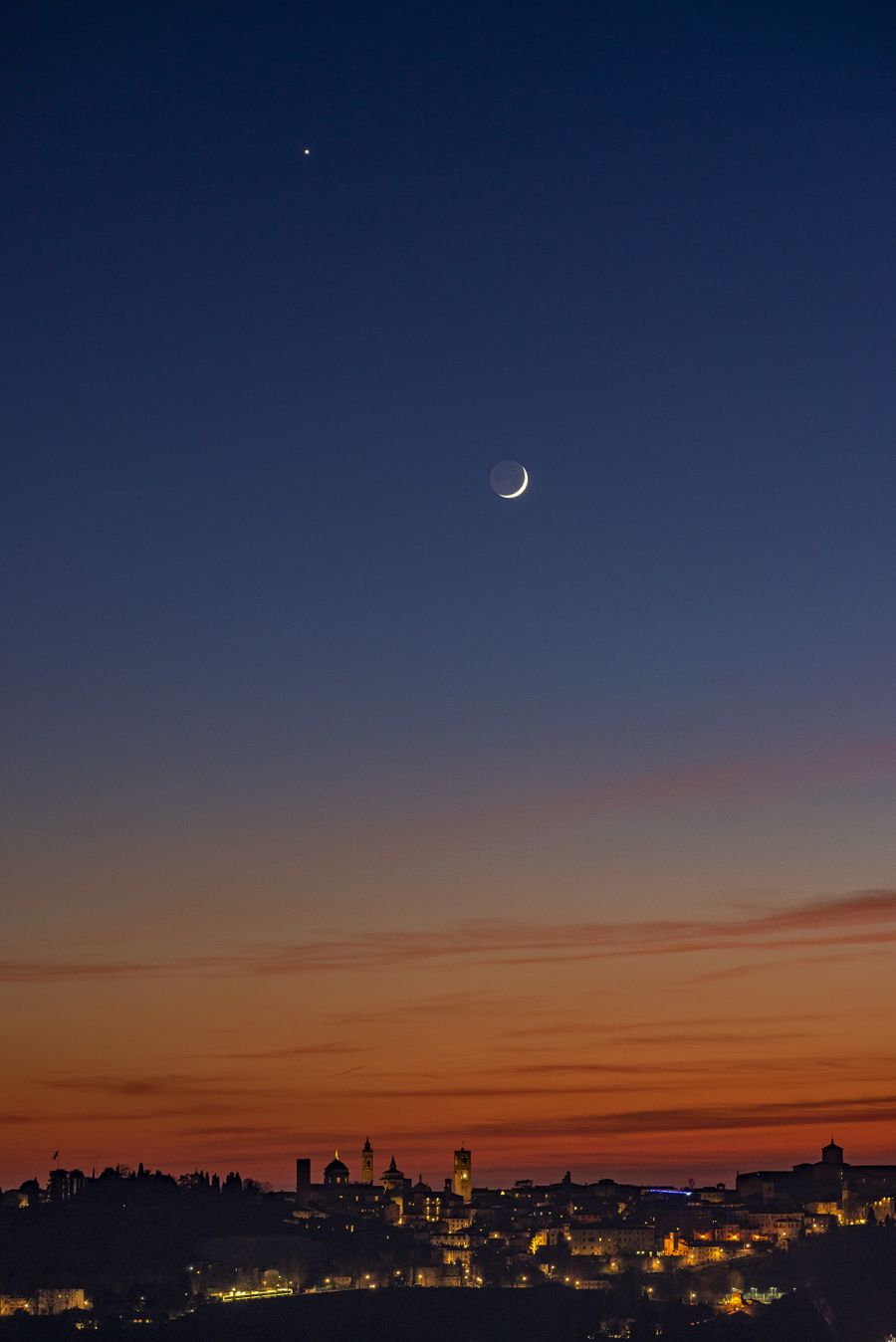 Luna e Venere al Tramonto sopra Città Alta