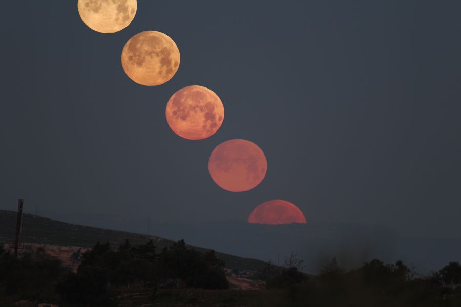 Luna Piena al tramonto