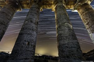 Star Trail tra le colonne Greche