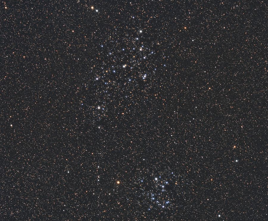 L’amas d’étoiles ouvert Collinder 394 (Cr 394) dans la région supérieure et NGC 6716 dans la région inférieure