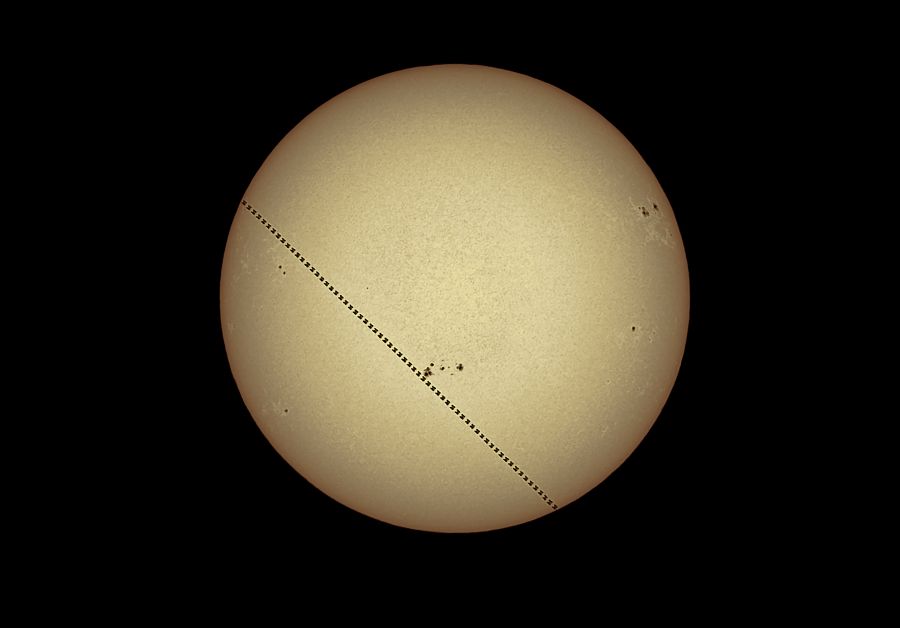 Iss stazione spaziale davanti al Sole