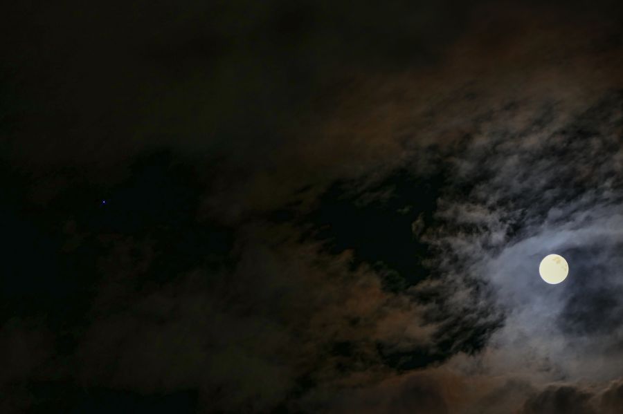 La Luna incontra Saturno (con nubi iridescenti)