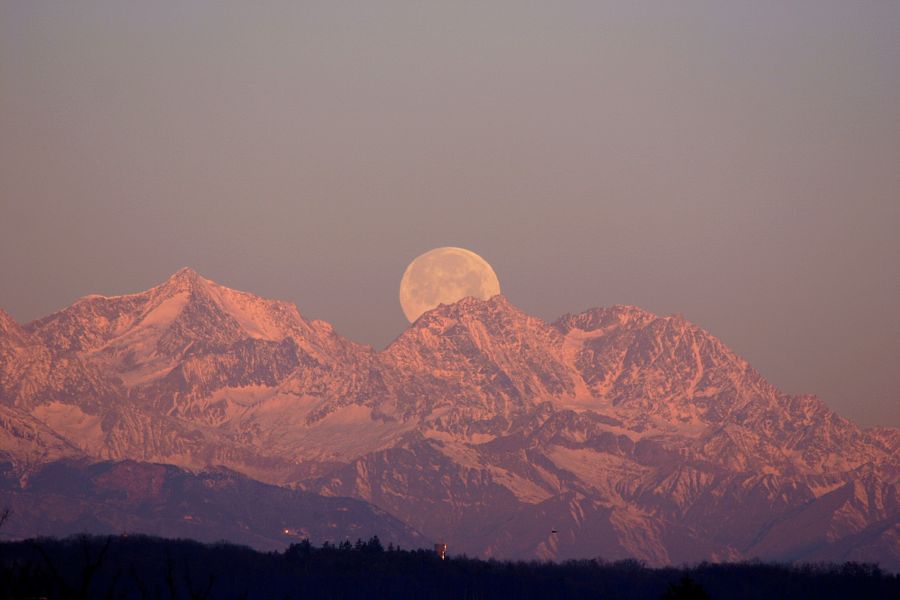 Tramonto della Luna dietro al Monte Rosa