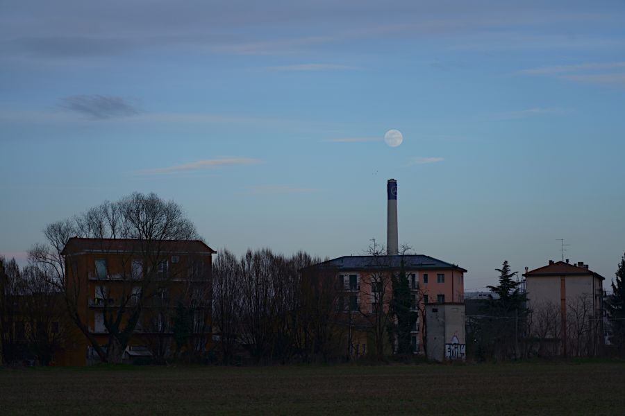 La ciminiera e la Luna