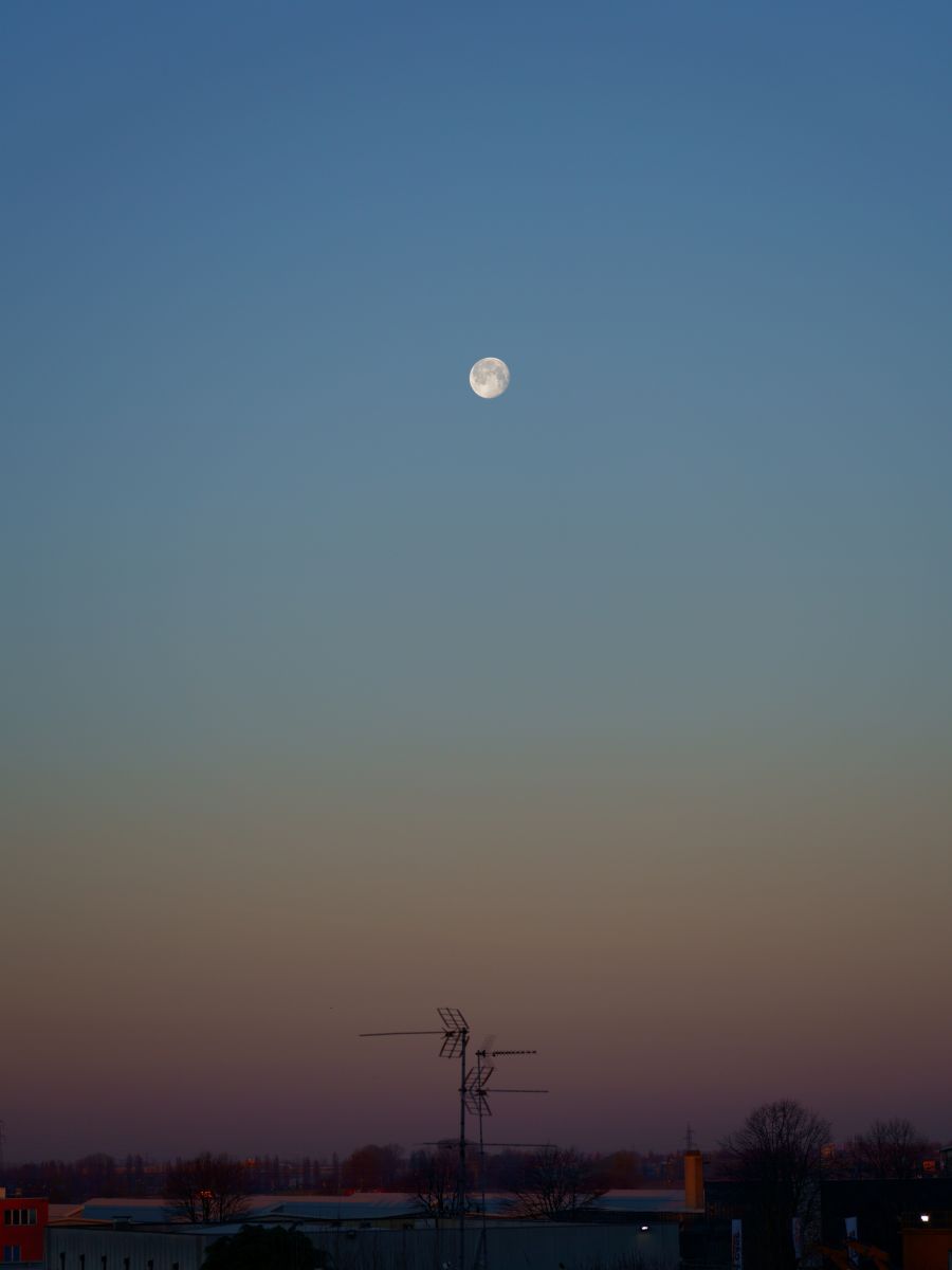 Luna piena al tramonto