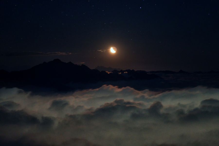 La Luna sorge accanto alla cima del Pizzo dei Tre Signori