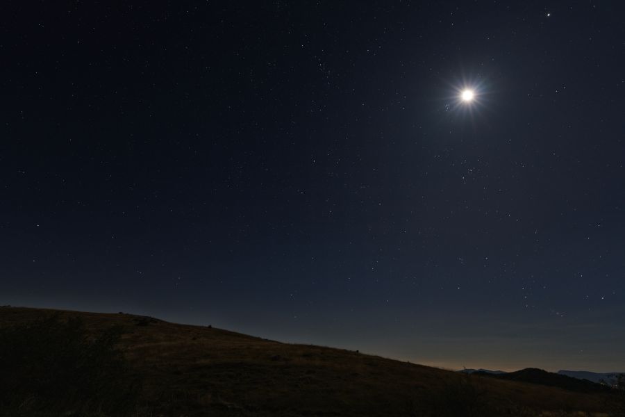 Panorama con Luna e Pleiadi