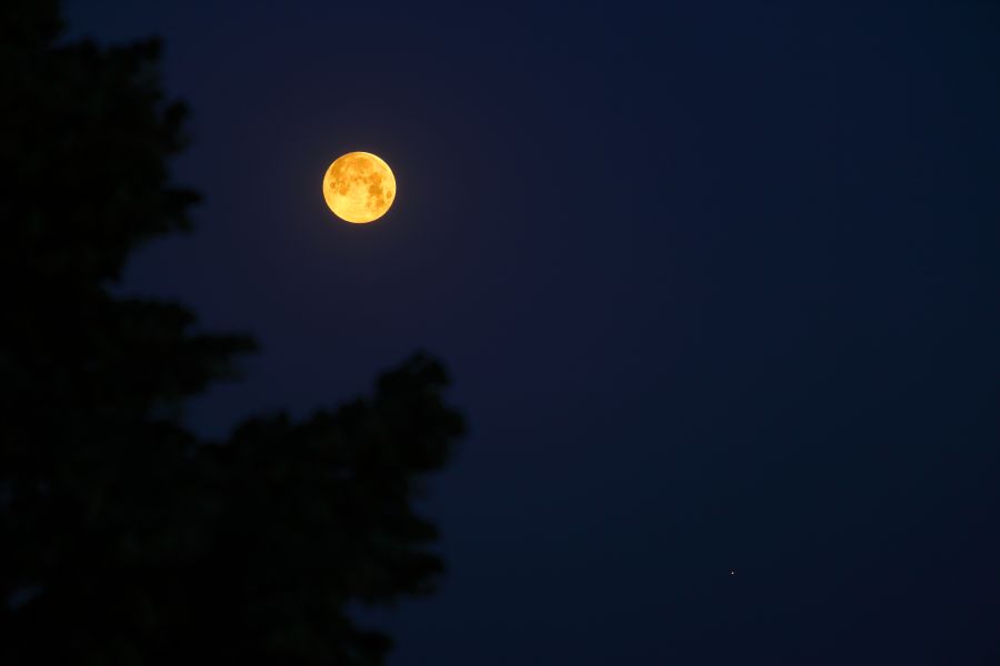 Luna piena e Giove in congiunzione all’alba