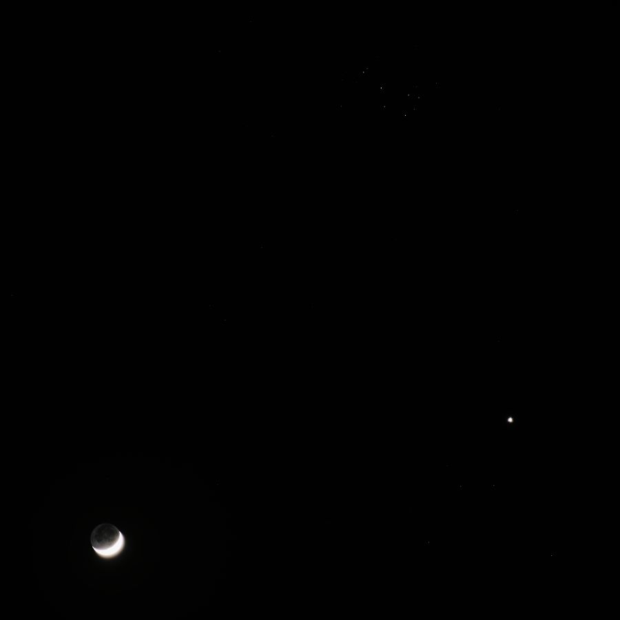 Luna, Venere e Pleiadi in congiunzione.