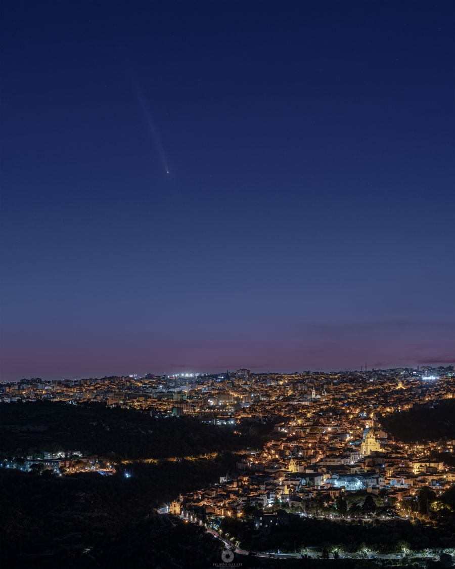 La cometa C3 ATLAS su Ragusa Ibla