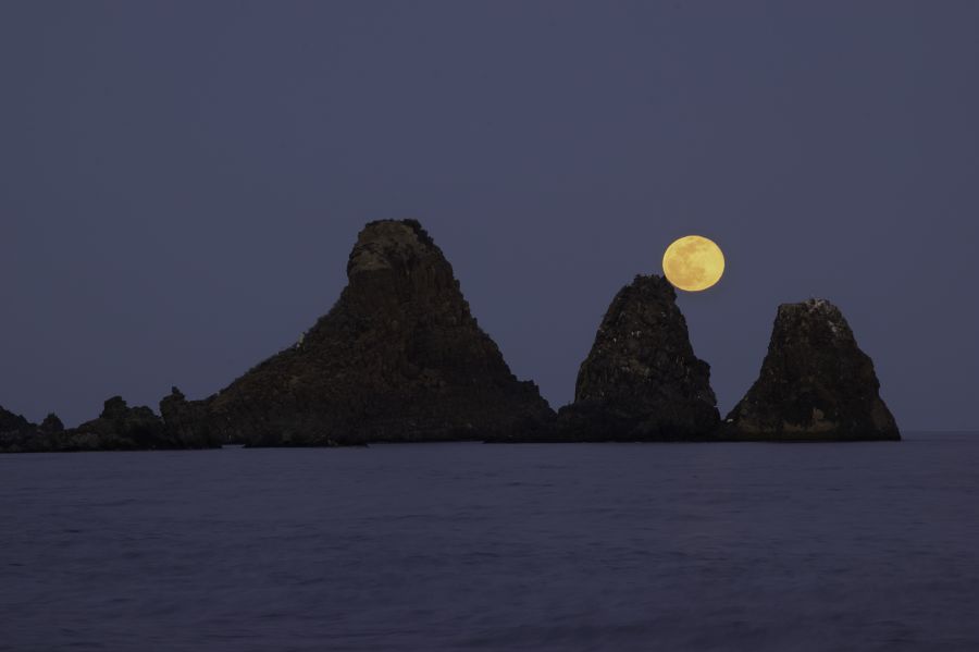 La Luna e i Faraglioni di Aci Trezza