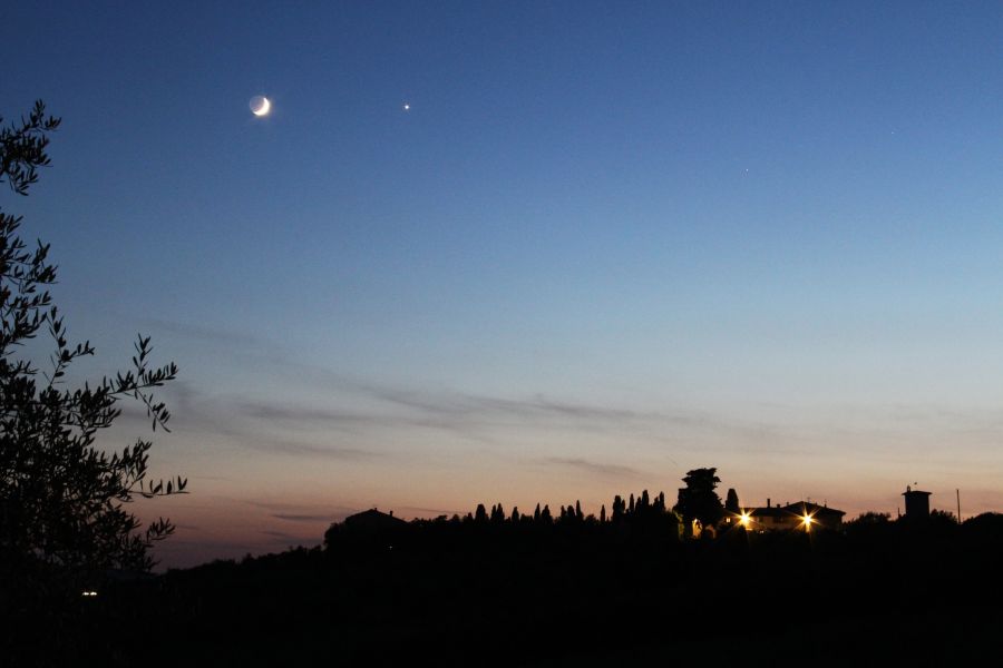 Una sottile falce di Luna con Venere in congiunzione.