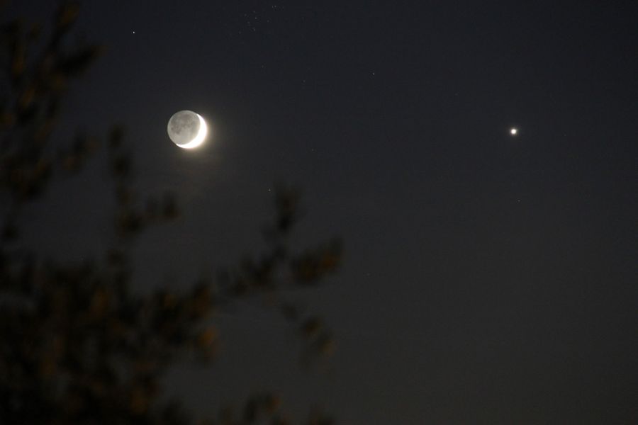 Una sottile falce di Luna con Venere in congiunzione.