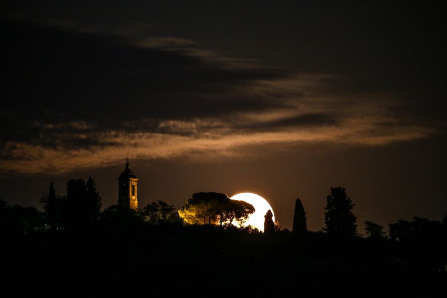 Luna piena che sorge