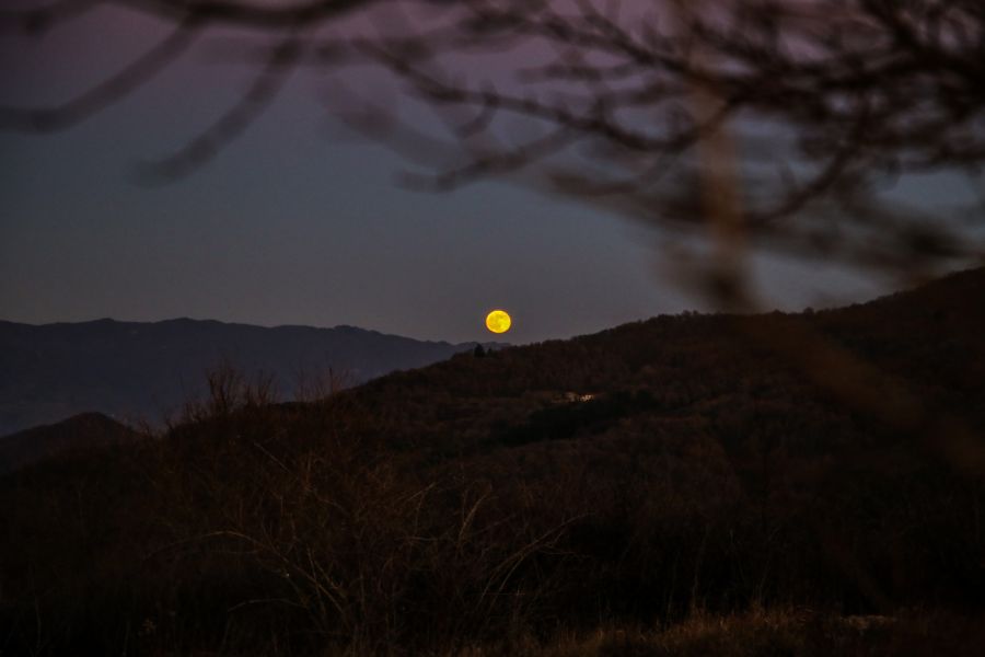 Luna piena che sorge