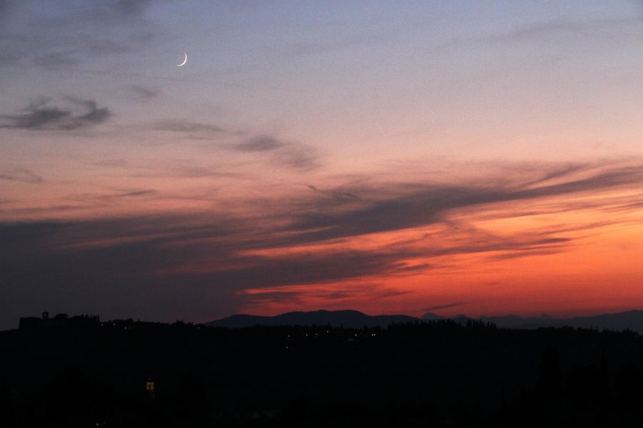 Tramonto con una sottile falce di Luna.