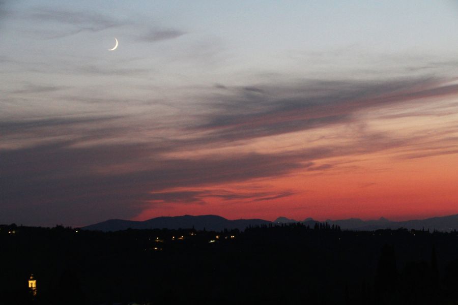 Tramonto con una sottile falce di Luna.