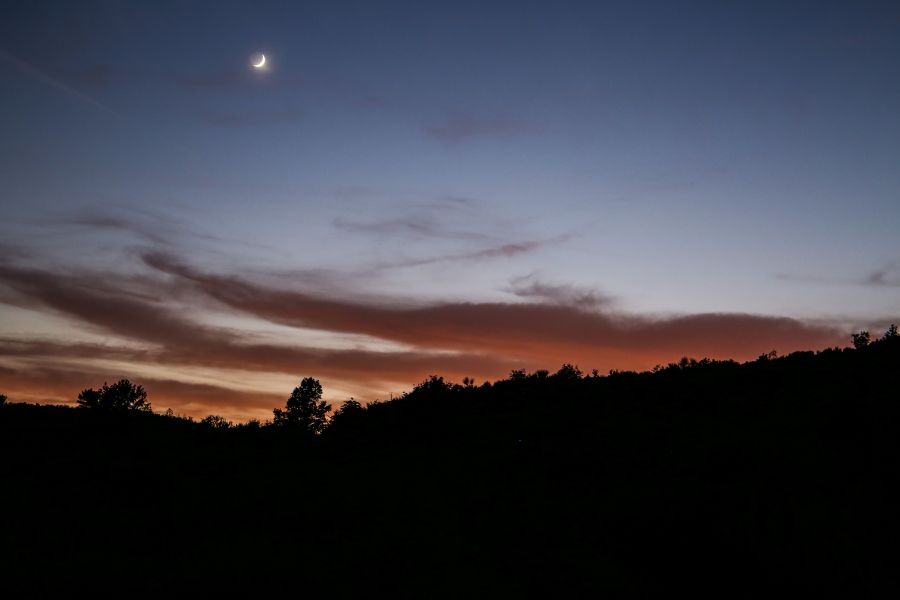 Tramonto con spicchio di Luna e luce cinerea