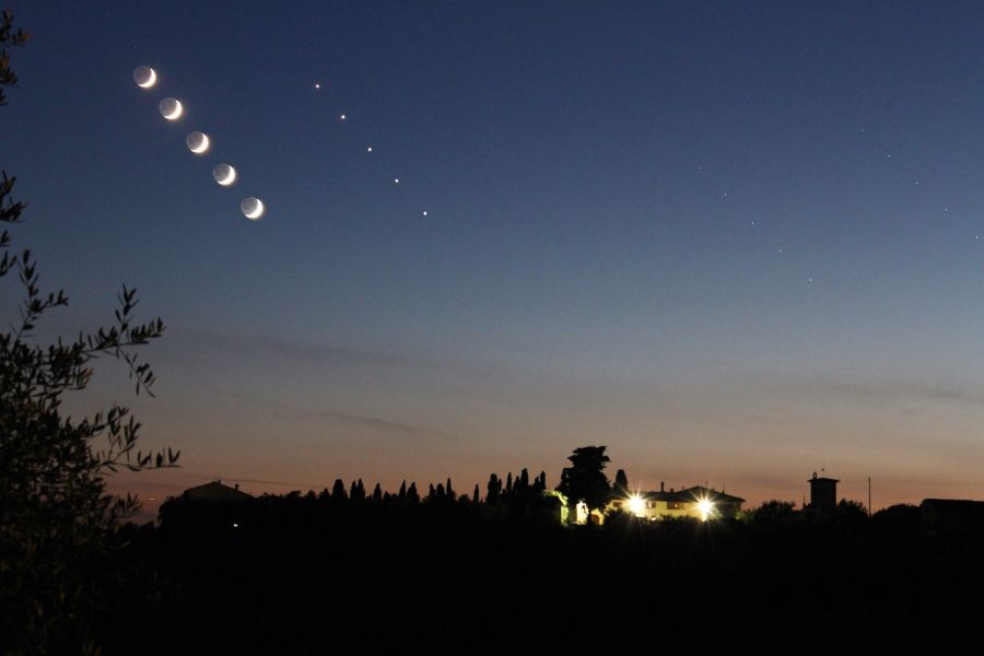 Una sottile falce di Luna con Venere in congiunzione.