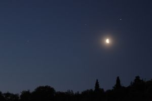 Luna, Marte, Saturno e Giove all'alba.