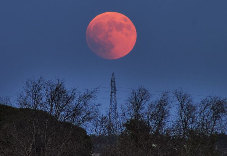 Eclisse di Luna sopra un traliccio