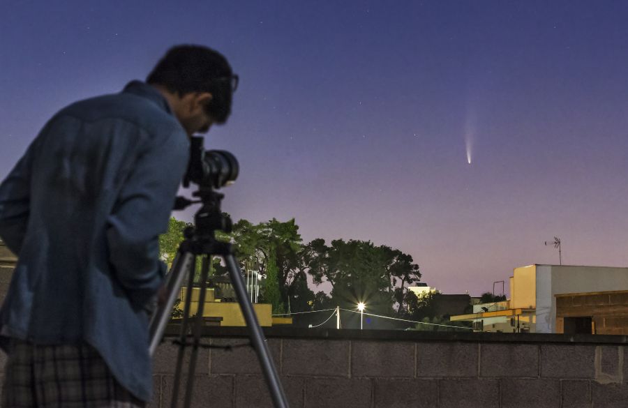 La cometa Neowise all’alba