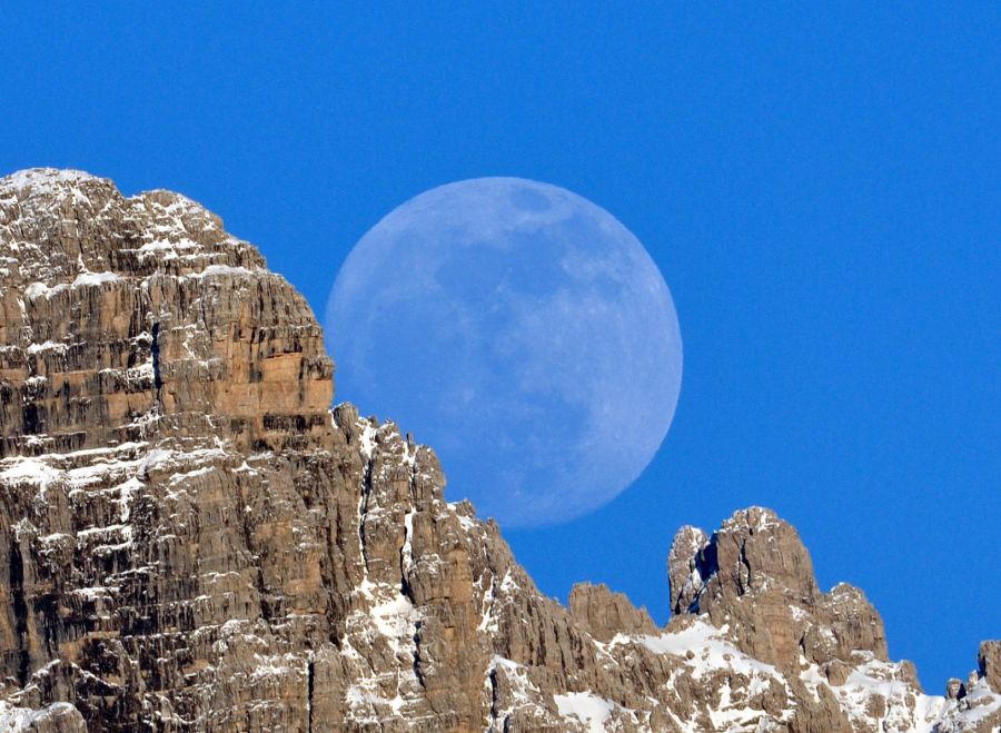 Spunta la Luna dal monte