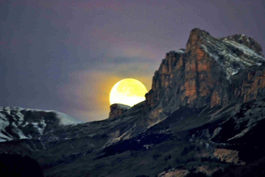 La Luna tramonta dietro alle Rocchette