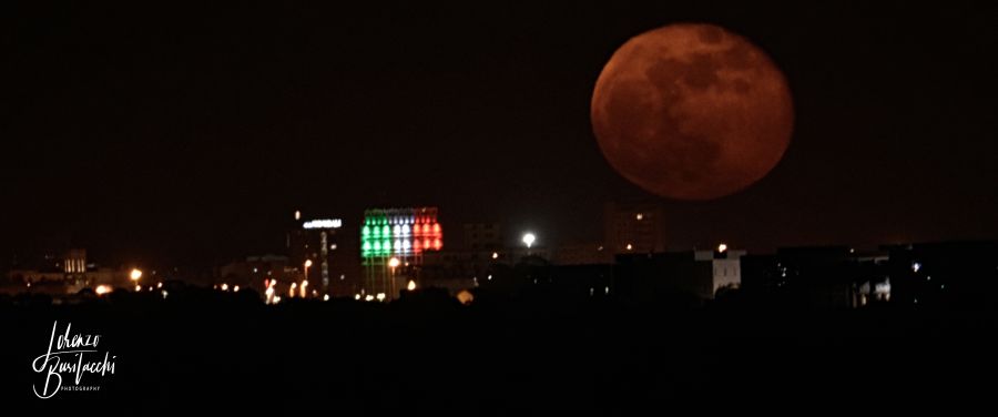 Luna gibbosa calante su Cagliari