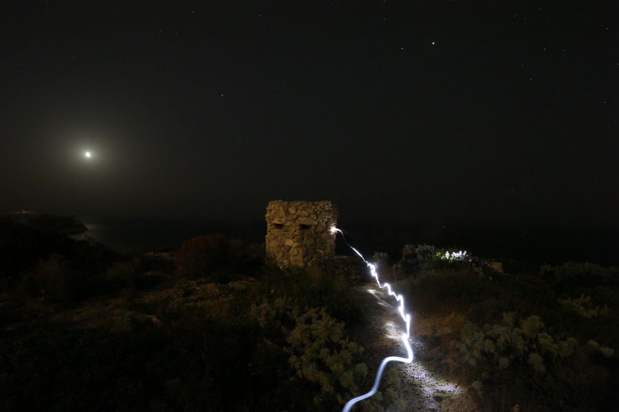 Luci in movimento sotto luna e pianeti