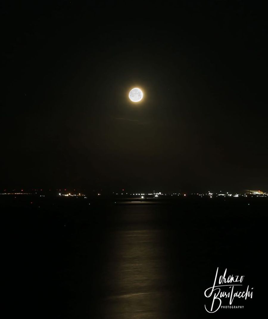 Luna e riflesso sul mare