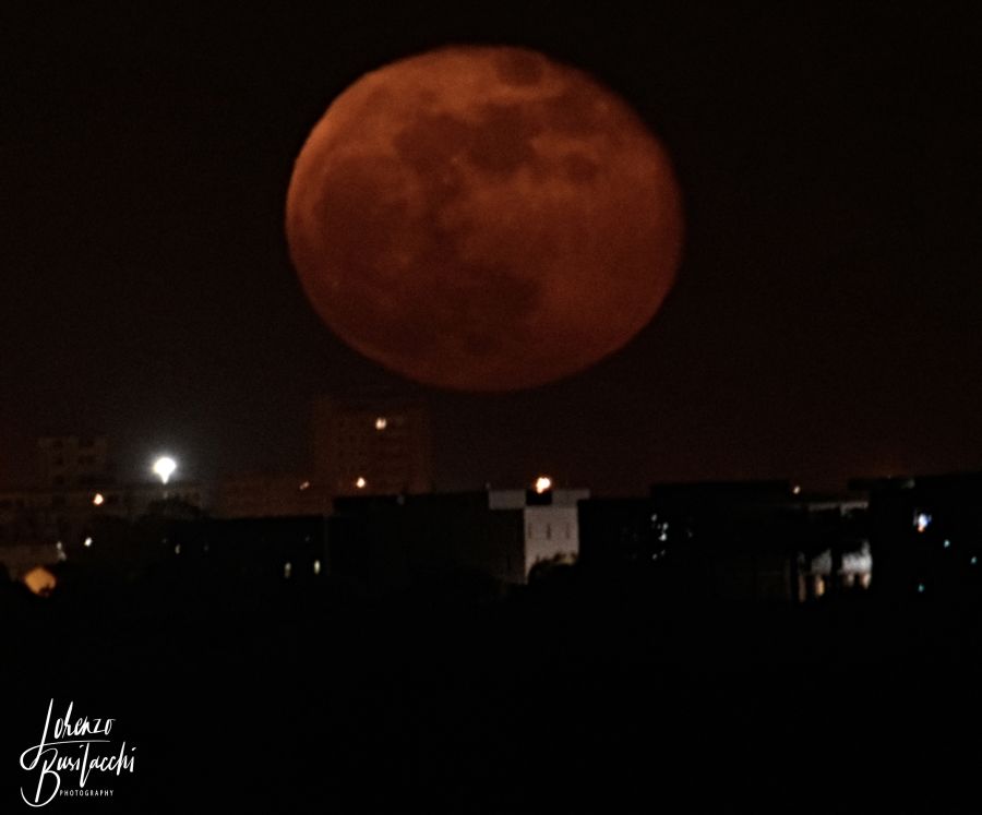 Luna gibbosa calante su Cagliari