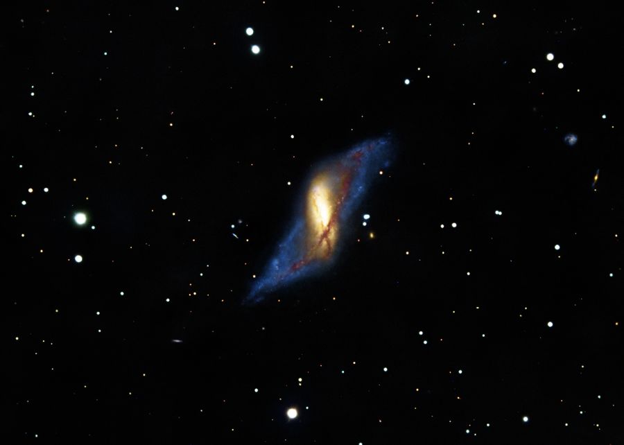 Galassia peculiare ad anello polare NGC660