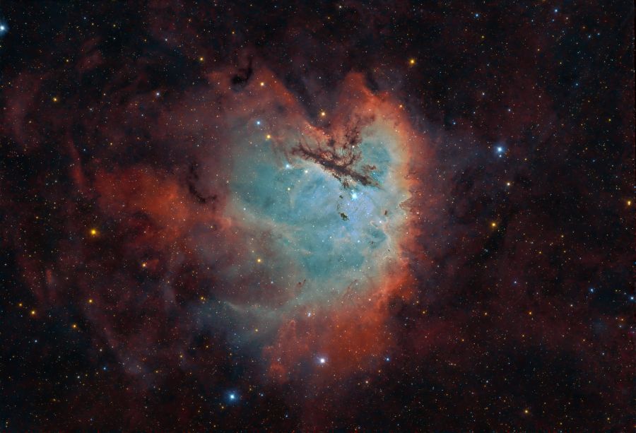 NGC 281 è una nebulosa a emissione visibile nella costellazione di Cassiopea