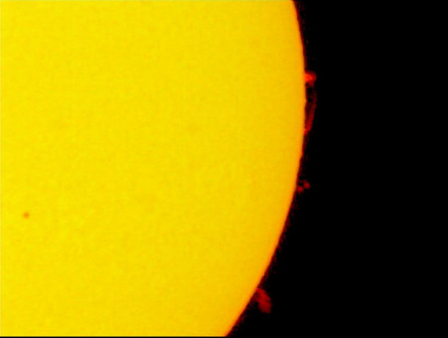 Brotuberanze Solare e Macchia Solare 1084