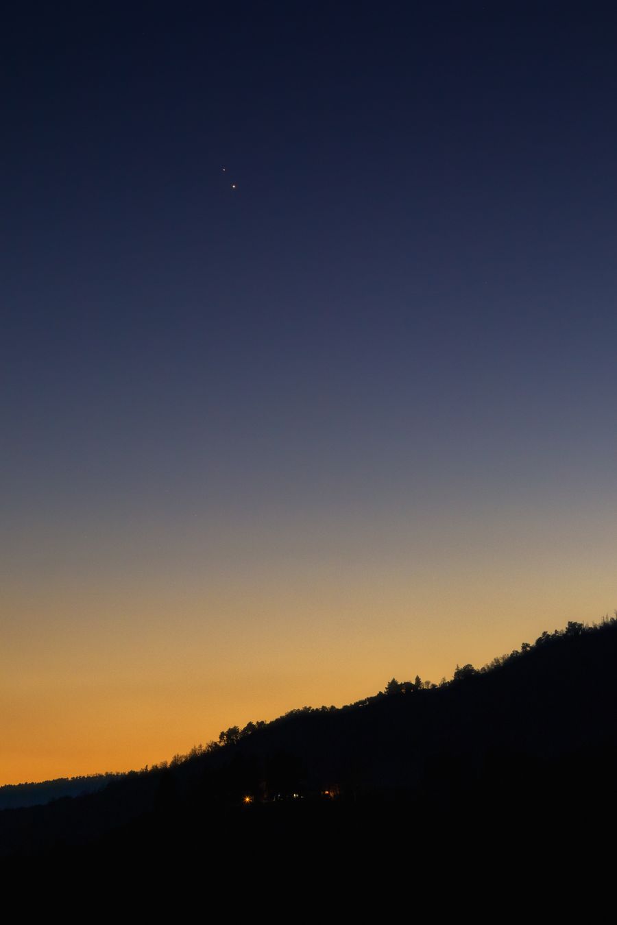 I pianeti Giove e Saturno tra le luci del tramonto