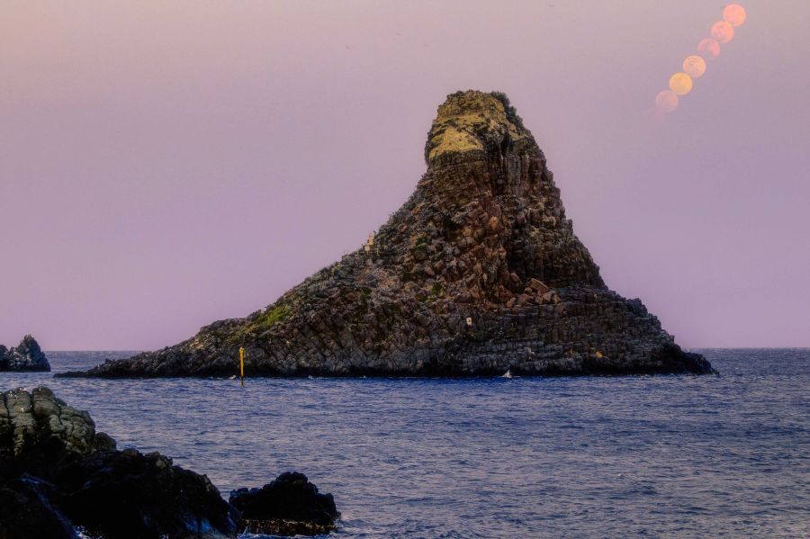 La Luna piena di Marzo vista dai faraglioni di Aci Trezza