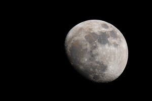 Chi ha detto che la luna è bianca e grigia