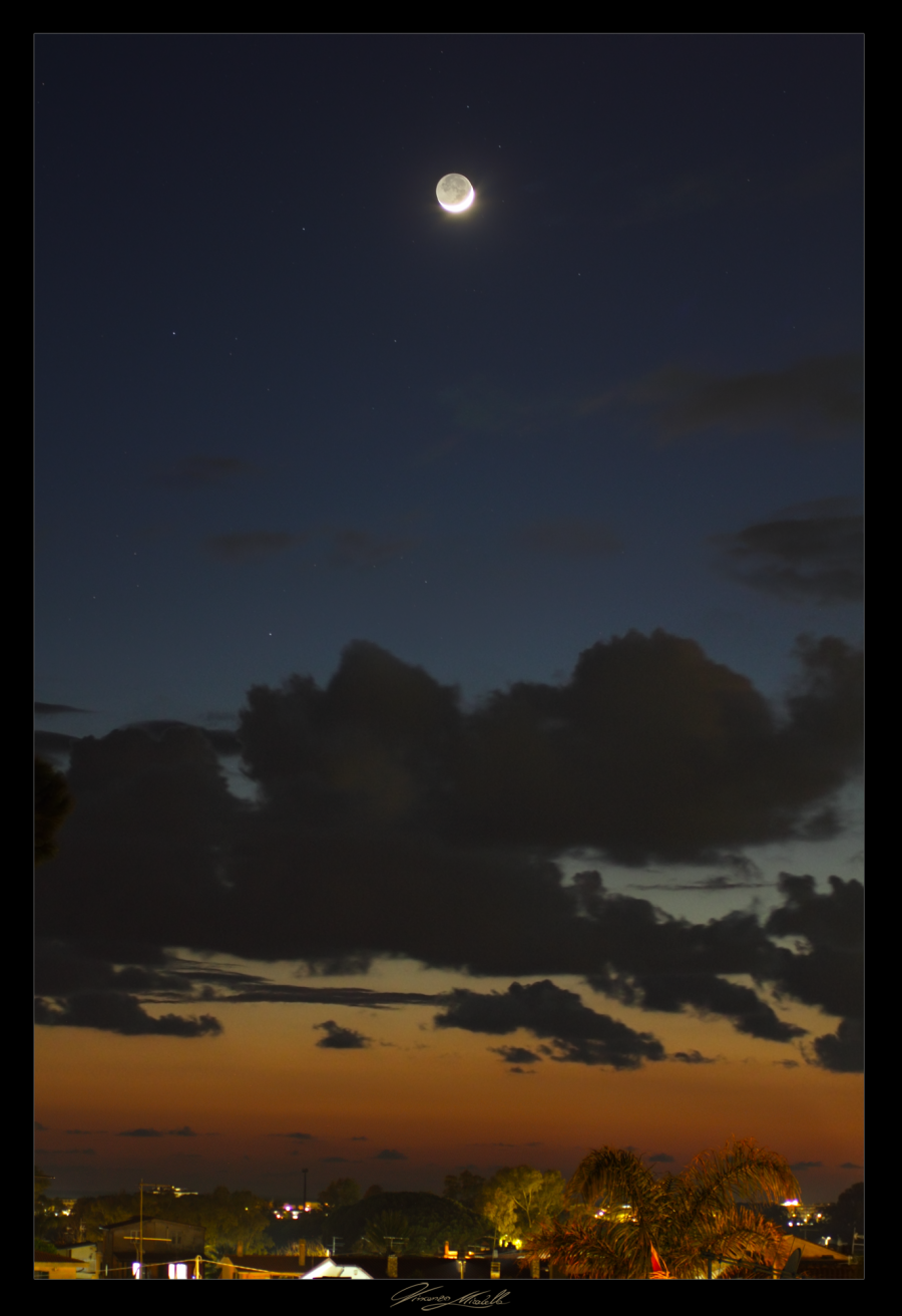 Falce di Luna con luce cinerea al tramonto