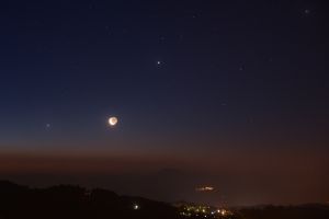 Allineamento Luna e tre pianeti