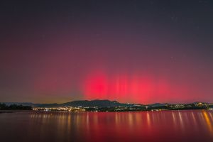 Riflessi rossi sul lago